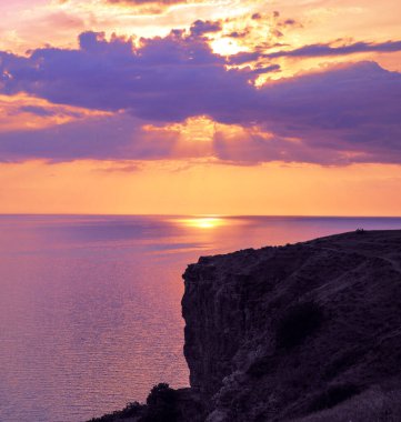 Denizdeki anıtlarda güzel renkli bir gün batımı.