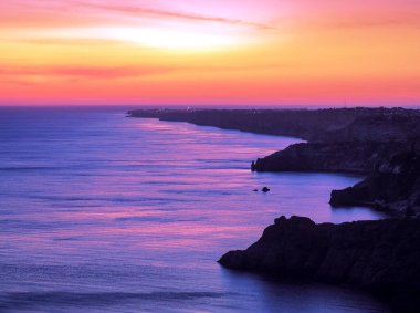 Denizdeki anıtlarda güzel renkli bir gün batımı.