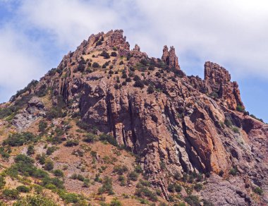 Güneşli bir günde kayalarla güzel bir deniz manzarası Yeni bir dünya kara-dag