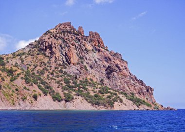 Güneşli bir günde kayalarla güzel bir deniz manzarası Yeni bir dünya kara-dag