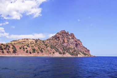 Güneşli bir günde kayalarla güzel bir deniz manzarası Yeni bir dünya kara-dag