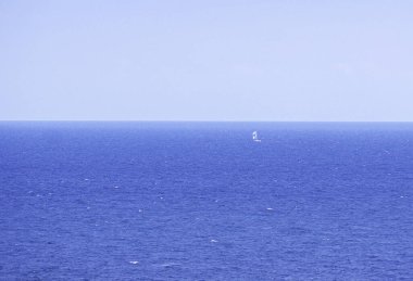 Güneşli bir günde kayalarla güzel bir deniz manzarası Yeni bir dünya kara-dag