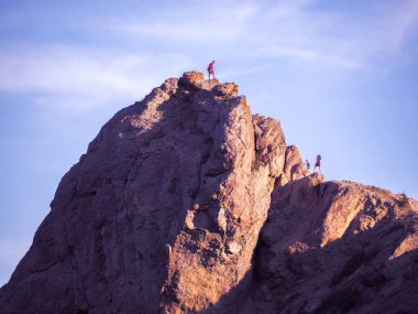 Güneşli bir günde kayalarla güzel bir deniz manzarası. Yeni bir dünya.