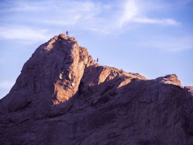 Güneşli bir günde kayalarla güzel bir deniz manzarası. Yeni bir dünya.