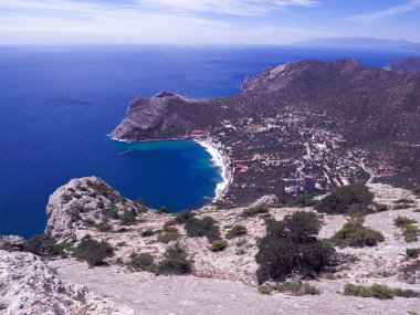 Güneşli bir günde kayalarla güzel bir deniz manzarası. Yeni bir dünya.