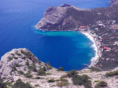 Güneşli bir günde kayalarla güzel bir deniz manzarası. Yeni bir dünya.