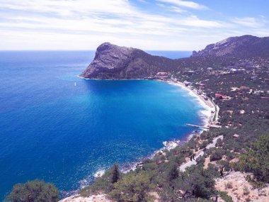 Güneşli bir günde kayalarla güzel bir deniz manzarası. Yeni bir dünya.
