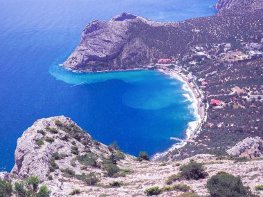 Güneşli bir günde kayalarla güzel bir deniz manzarası. Yeni bir dünya.