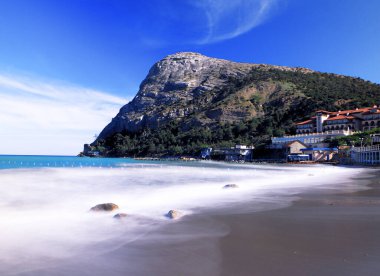 Güneşli bir günde kayalarla dolu güzel bir deniz manzarası. Yeni dünyaya uzun süre açık.