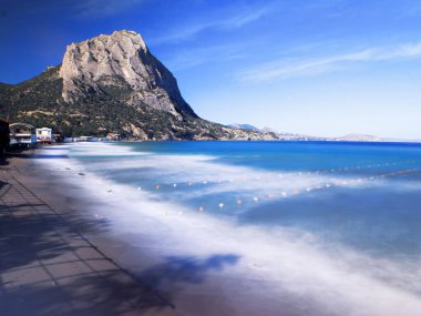 Güneşli bir günde kayalarla dolu güzel bir deniz manzarası. Yeni dünyaya uzun süre açık.