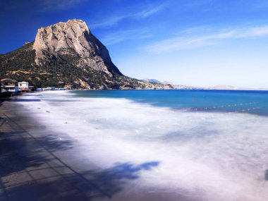 Güneşli bir günde kayalarla dolu güzel bir deniz manzarası. Yeni dünyaya uzun süre açık.