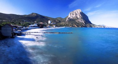 Güneşli bir günde kayalarla dolu güzel bir deniz manzarası. Yeni dünyaya uzun süre açık.