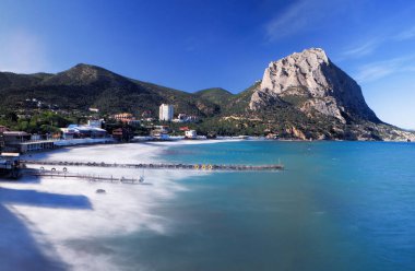 Güneşli bir günde kayalarla dolu güzel bir deniz manzarası. Yeni dünyaya uzun süre açık.