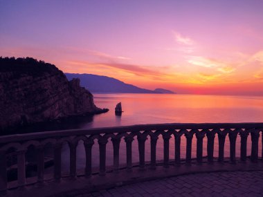 Gün batımında Yale Kırım 'da kaya yelkeni