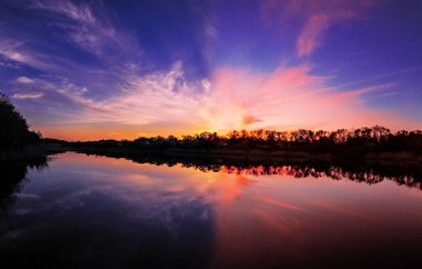 Günbatımı Köyü'nde Gölü üzerinde