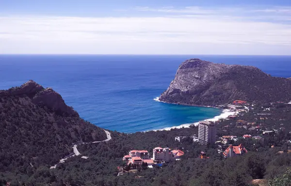 Güneşli bir günde kayalarla güzel bir deniz manzarası. Yeni bir dünya.