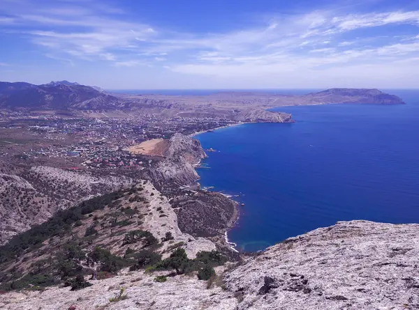 Güneşli bir günde kayalarla güzel bir deniz manzarası. Yeni bir dünya.