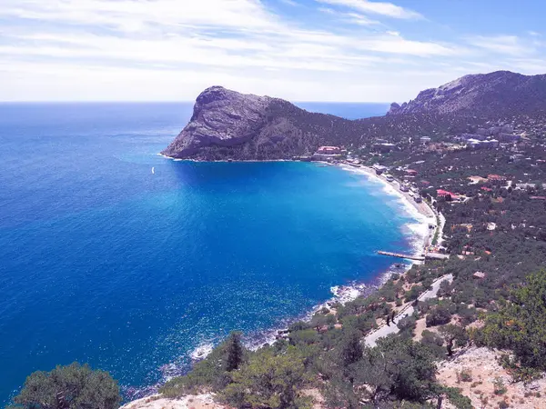 Güneşli bir günde kayalarla güzel bir deniz manzarası. Yeni bir dünya.
