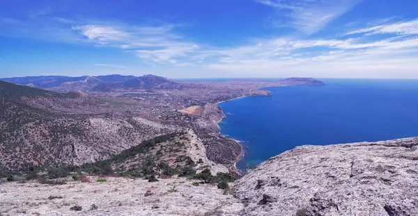 Güneşli bir günde kayalarla güzel bir deniz manzarası. Yeni bir dünya.