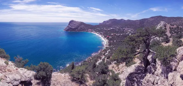 Güneşli bir günde kayalarla güzel bir deniz manzarası. Yeni bir dünya.