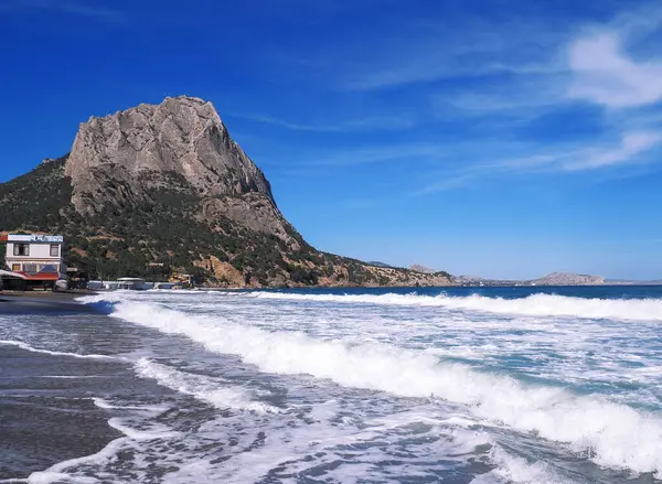 Güneşli bir günde kayalarla dolu güzel bir deniz manzarası. Yeni dünyaya uzun süre açık.
