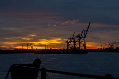 Gün batımında port vinçleri