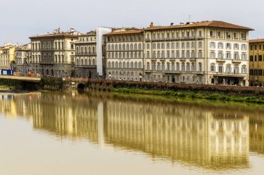 Binaları ve arka planda köprüsü olan bir nehir.