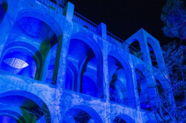 Mavi kemerli bir bina.