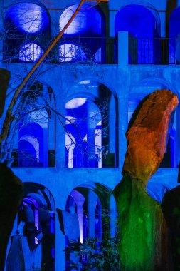 Önünde insan heykeli olan bir bina.