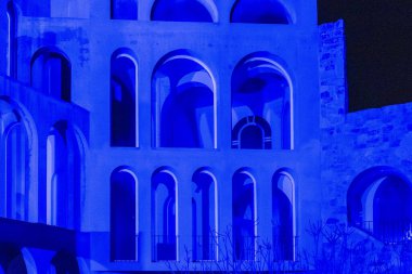 Bahçedeki bir grup heykel gece parladı.