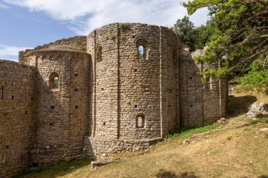 Romanesk kilisesinin üç maymunu.