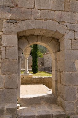Kapının arkasındaki manastır.