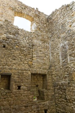 Eski bir kalenin eski kalıntıları