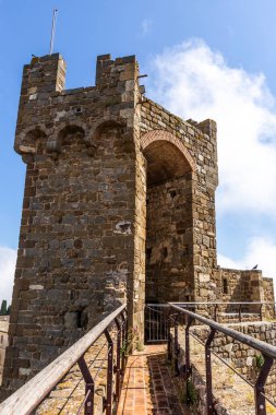 Kalenin ana kulesi ve duvarların üzerindeki patika.