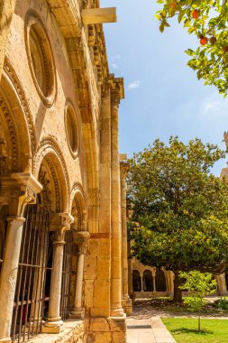 Önünde fıskiye olan katedralin manastırı.