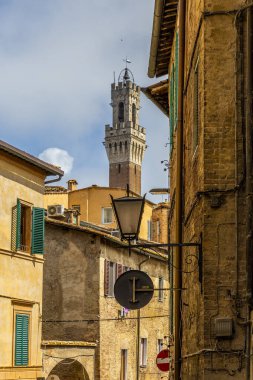 Siena 'daki eski evlerin arkasındaki Mangia kulesi.