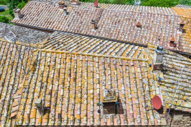 Montepulciano 'daki eski evlerin çatıları