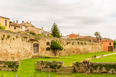 Banyoles duvarlarının kalıntıları, bir parkla çevrili.