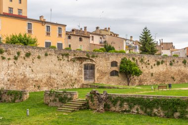 Banyoların duvarlarından biri.