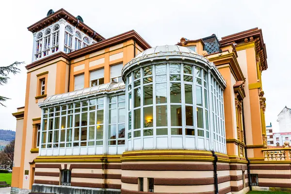 Ön planda serası olan saray.