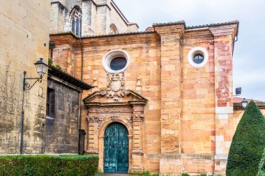 Katedralin yanındaki barok kilisesinin ana cephesi.