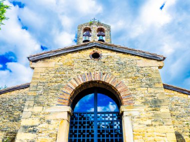 9. yüzyıldan kalma Roma öncesi bir kilisenin cephesi.