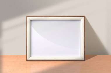 Odadaki ahşap masanın üzerindeki boş resim çerçevesi. Küçük peyzaj fotoğraf çerçevesi modeli. Masadaki ahşap çerçeve, gölge efektli. Beyaz resim çerçeve modeli