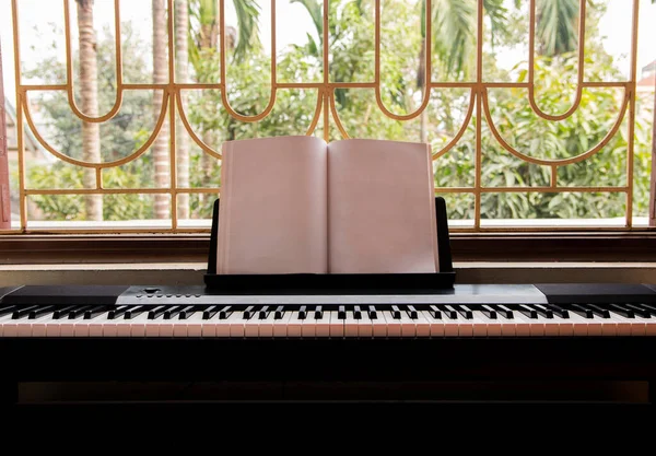 Electric Piano Empty Sheet Music Big Window Overlooking Green Garden — Stock Photo, Image