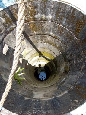 Yuvarlak, taştan yapılmış.