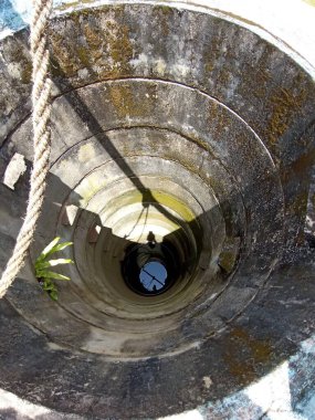 Yuvarlak, taştan yapılmış.