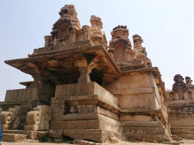 Taşlarla inşa edilmiş tarihi bir yer.