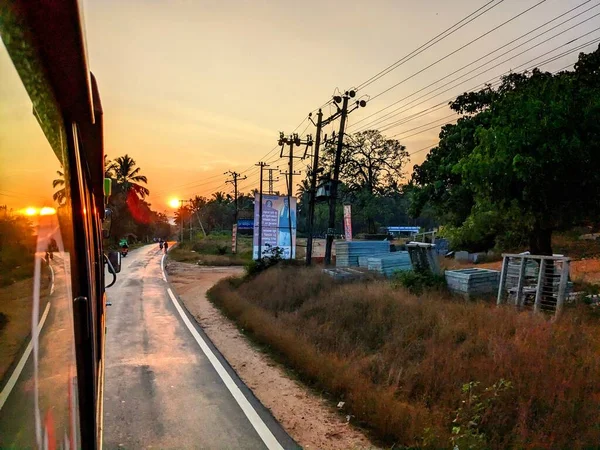 Otobüs camında Günbatımı Yansıması