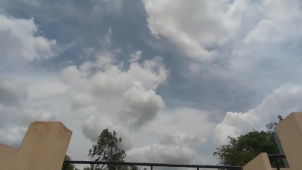 Захватывающие Бегущие Облака Небе Разрыв Времени 30X 120X Скорость Перемещения — стоковое видео