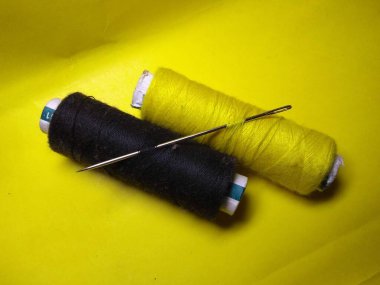 Sarı arkaplanda dikiş ipliği